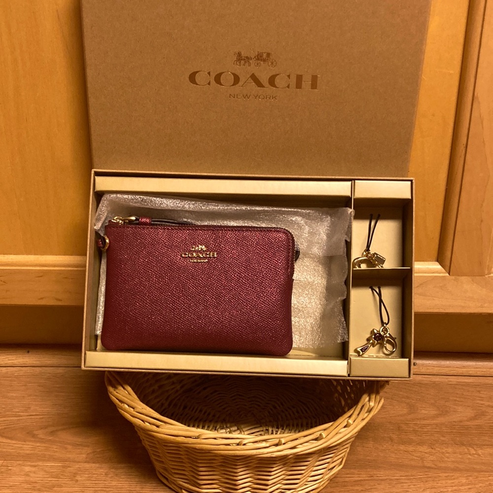 Coach Gift boxed corner Wristlet. Gold/Black Cherry. New/tags
